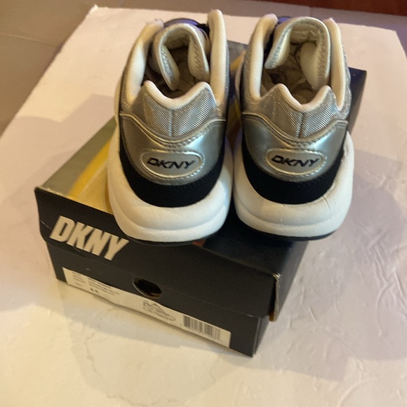 DKNY runner tennis shoes. Size 6 1/2. - Picture 3 of 5